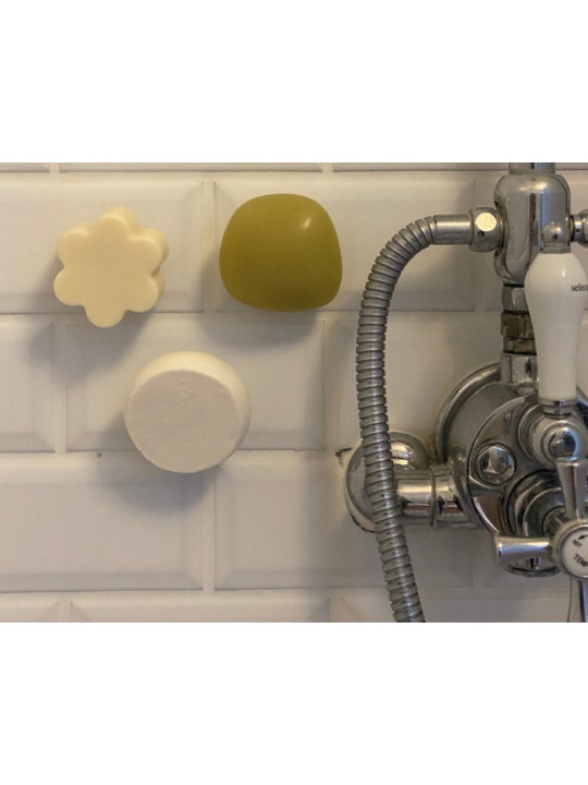 Le porte-savon  avec  ventouse et  capsule magnétique.