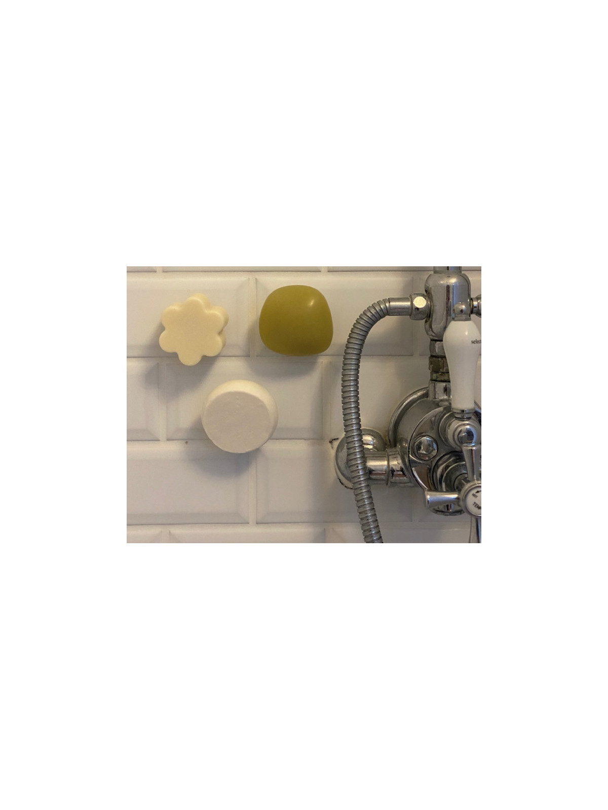 Le porte-savon  avec  ventouse et  capsule magnétique.